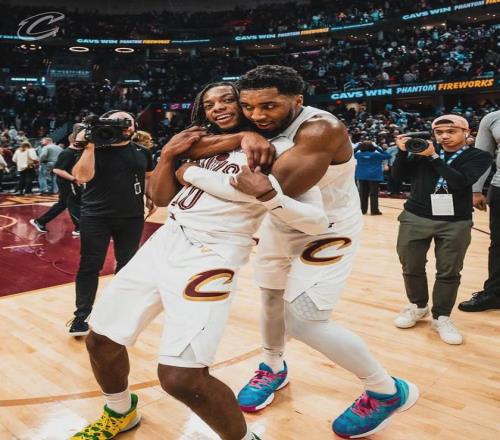 邓卓翔挥手,告别,武汉三镇引,足彩,体彩,彩票,体育彩票,足球彩票,彩票合买,大发彩票