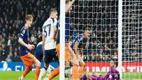 土超霸主三连冠风云再起，加济安泰普大都会退位引热议与质疑潮