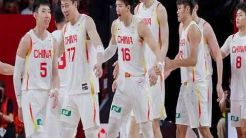 卡尔加里单板滑雪世界杯U型场地决赛：冰雪盛事